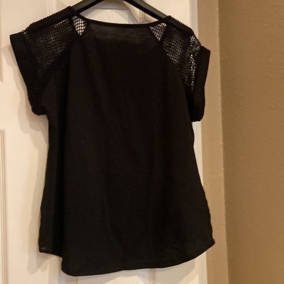 Black short sleeve lace design top sheer at waist design sleeves - Picture 4 of 4